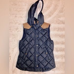 Quilted style sleeveless jacket with hood